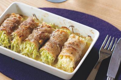 いつもの【豚バラ＆合びき肉】で1人分のおかずがあっという間！ お酒にも合うレシピ2選「ピーマン肉詰め煮」「豚肉のコールスローサラダ巻き焼き」（サムネイル画像）