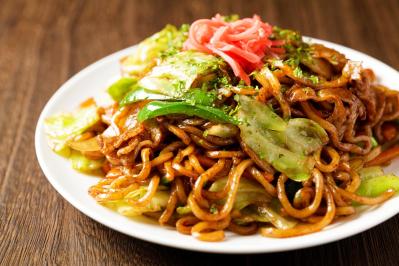 「強火で一気に炒めるは間違い!?」鳥羽周作シェフが教える、焼きそばが劇的においしくなる超簡単なワザ