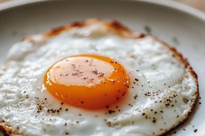 白身の縁はカリッと香ばしく、黄身はまろやか！超絶おいしい鳥羽周作シェフ流【目玉焼き】の作り方（サムネイル画像）