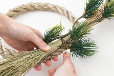 市販の材料で簡単！【しめ縄リース】マンションの玄関や洋間にも合うモダンなアレンジ（サムネイル画像7）