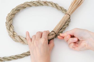 市販の材料で簡単！【しめ縄リース】マンションの玄関や洋間にも合うモダンなアレンジ（サムネイル画像4）