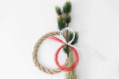 市販の材料で簡単！【しめ縄リース】マンションの玄関や洋間にも合うモダンなアレンジ（サムネイル画像8）