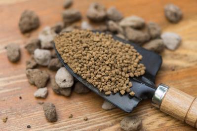 植物がぐんぐん育つ！鉢植えの用土選びのコツ。通気性・排水性を高めた配合土を作るには？（サムネイル画像5）