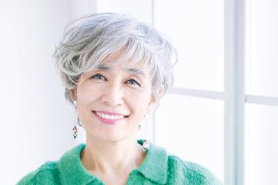50・60代が若見えする【アシンメトリー前髪】って？ 2026年最旬のショートヘア2選