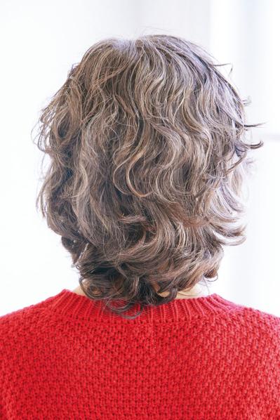 50・60代の髪悩み「白髪とボリュームダウン」を解消する【ミディアムパーマスタイル】2選（サムネイル画像6）