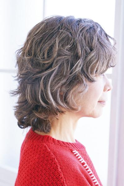 50・60代の髪悩み「白髪とボリュームダウン」を解消する【ミディアムパーマスタイル】2選（サムネイル画像5）
