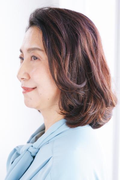 奇跡のビフォア→アフター！ー5歳を叶える【50代からのミディアムヘア】カールスタイル2選（サムネイル画像4）