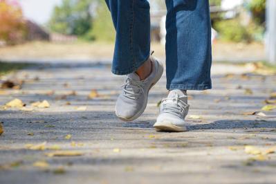 「毎日の歩数で死亡率が変わる!?」医師が語る歩行のメリットと50～60代最新データ（サムネイル画像）