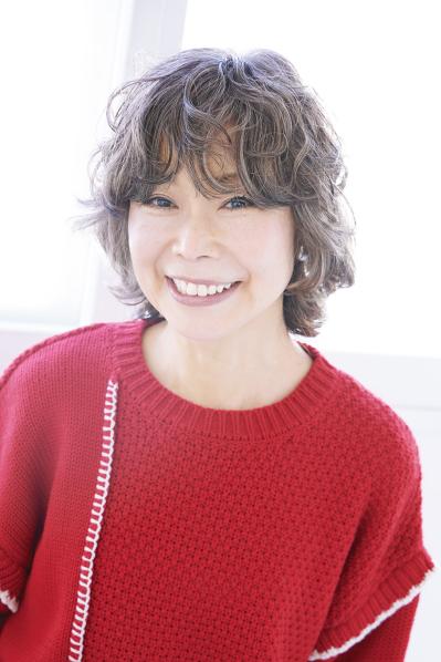 50・60代の髪悩み「白髪とボリュームダウン」を解消する【ミディアムパーマスタイル】2選（サムネイル画像4）