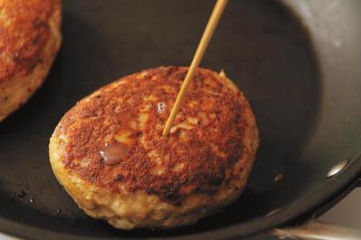 【三國シェフ】流のひと手間で劇的においしくなる！ 肉の定番おかず2選「鶏の水炊き／和風おろしハンバーグ」（サムネイル画像5）