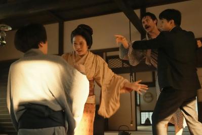 【ばけばけ】大告白を見届ける羽目に…錦織（吉沢亮）の“所在なさ”にクスッ。引きの映像が光る名シーン（サムネイル画像5）