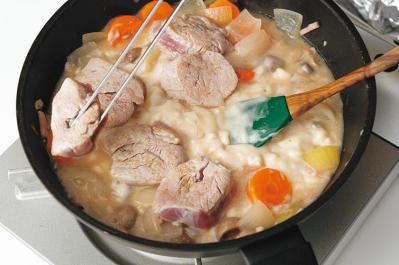 洋風のごちそうが意外と簡単にできる【三國シェフ】流のコツとは？「豚ヒレ肉のクリームシチュー／魚のムニエル」（サムネイル画像5）