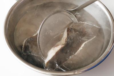 隠し味は“マーマレード”と“練乳”!?【三國シェフ】流・魚介の定番おかず2選「魚の煮つけ／えびマヨ」（サムネイル画像4）