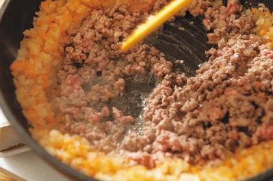 ワンプレートでも栄養バッチリ！人気の洋食メニューの【三國シェフ】流レシピ2選「ドライカレー／カレー風味のシーフードドリア」（サムネイル画像3）