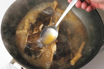 隠し味は“マーマレード”と“練乳”!?【三國シェフ】流・魚介の定番おかず2選「魚の煮つけ／えびマヨ」（サムネイル画像6）