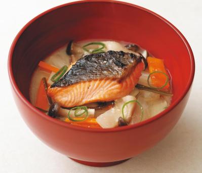 【三國シェフ】の思い出の味を再現！ 体の芯から温まる「鮭汁」＆さくさくとおいしい「プチあげいも」（サムネイル画像2）