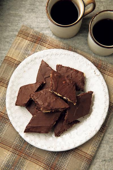 食べるたび、キレイに近づく。50代からのバレンタイン「ごまのプラリネショコラ」と「ごま豆乳ゼリー」（サムネイル画像2）