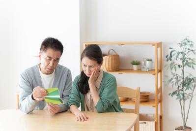 「夫が退職金を投資で失敗…」老後資金を守るための家計見直しのポイントと解決策