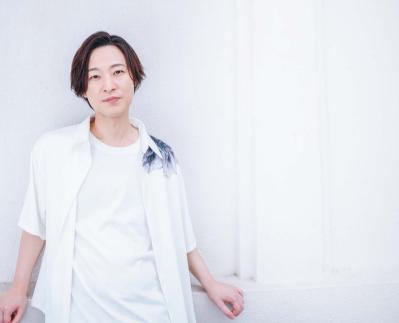 【山内惠介さん】最新写真集のカットを公開！ エネルギッシュなステージを支える、日課とは？（サムネイル画像5）