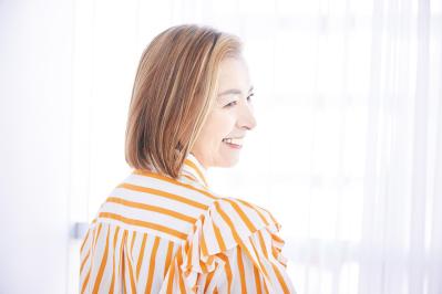 インフルエンサー【信田教子さん・65歳】おしゃれな髪型のポイントは“白髪を生かしながらぼかすハイライト”（サムネイル画像8）