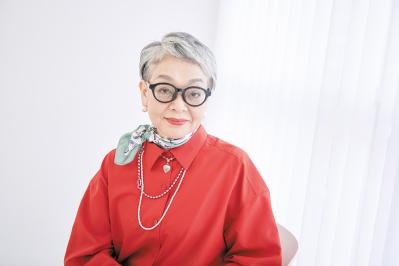  人気シニアユーチューバー【きょうこばぁばさん】年齢を重ねてもカッコよくいられる秘訣は？「白髪染めをやめたらいい感じに」（サムネイル画像6）