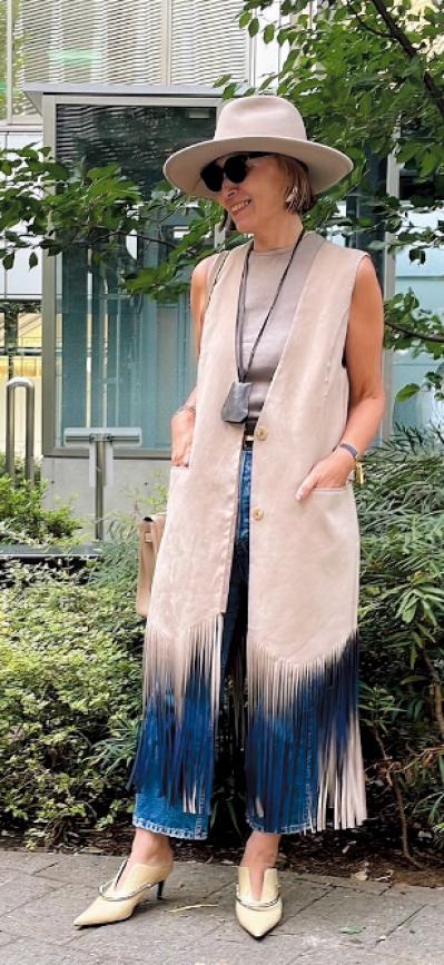 インフルエンサー【信田教子さん・65歳】おしゃれな髪型のポイントは“白髪を生かしながらぼかすハイライト”（サムネイル画像4）