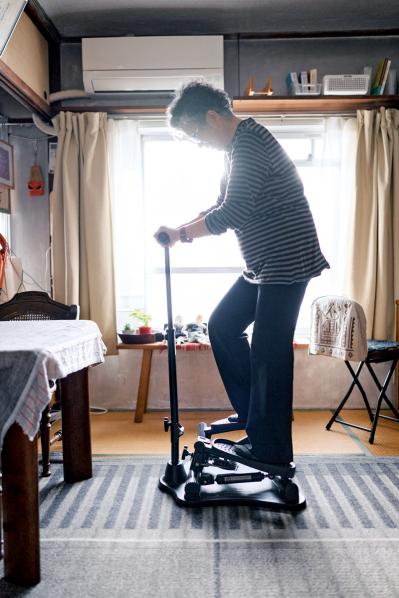 90代・団地でひとり暮らしの多良美智子さんの現在の習慣。「体力が落ちてもこれだけは続けられる！」（サムネイル画像2）