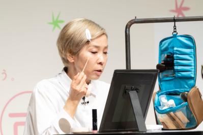 【人気YouTuber直伝】旅先でも崩さない！40～50代からの長持ちメイクのコツ（サムネイル画像5）