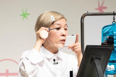 【人気YouTuber直伝】旅先でも崩さない！40～50代からの長持ちメイクのコツ（サムネイル画像4）