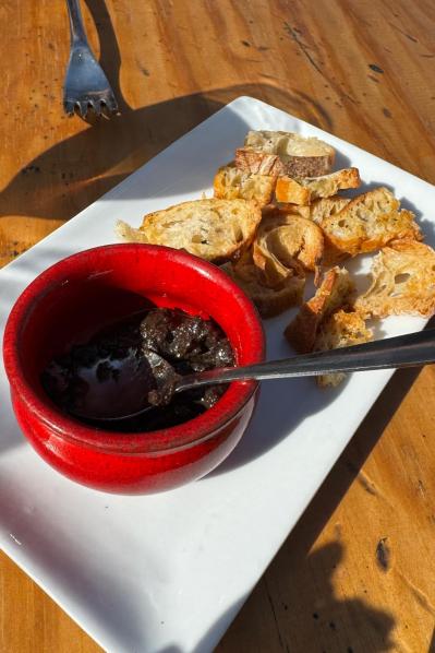 「本物の素材でできた服は、気に入ったら擦り切れるまで着る」“本物を長く”を貫く、南仏暮らしの69歳アンティーク商（サムネイル画像2）