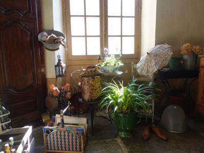 「本物の素材でできた服は、気に入ったら擦り切れるまで着る」“本物を長く”を貫く、南仏暮らしの69歳アンティーク商（サムネイル画像6）