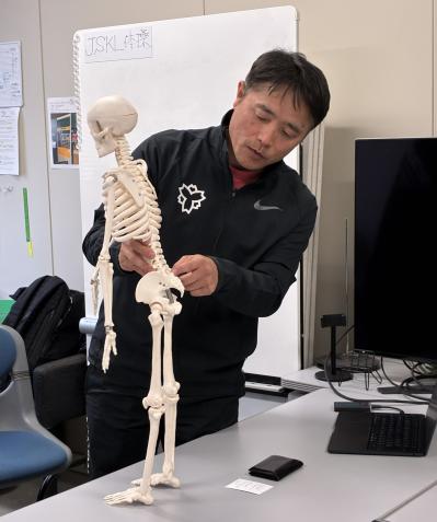 腰痛に悩む夫にもすすめたいストレッチ＆エクササイズも！加藤綾菜の【加藤家・笑顔の秘訣 #2】（サムネイル画像3）