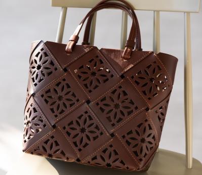 A4が入るのに上品【最旬トートバッグ4選】スタイリストが50代以上にすすめる名品とは？（サムネイル画像8）