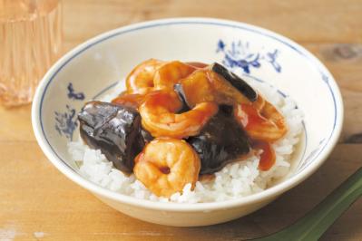 揚げてあるからコクがあっておいしい！【冷凍揚げなす】の時短レシピ2選「鶏肉オイスター煮／えびチリ丼」（サムネイル画像）