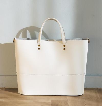 A4が入るのに上品【最旬トートバッグ4選】スタイリストが50代以上にすすめる名品とは？（サムネイル画像6）