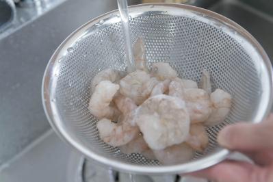 揚げてあるからコクがあっておいしい！【冷凍揚げなす】の時短レシピ2選「鶏肉オイスター煮／えびチリ丼」（サムネイル画像6）