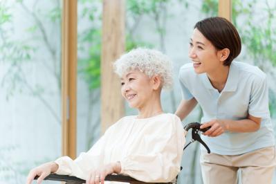 認知症介護のおすすめ【最新グッズ8選】服薬管理・見守り・徘徊GPS・転倒対策で介護の負担減！