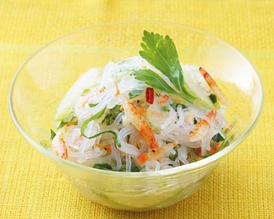 免疫力アップや美肌効果も！【こんにゃく】たっぷりのサラダレシピ2選「新玉ねぎトマトのマリネ／セロリのエスニックサラダ」（サムネイル画像3）