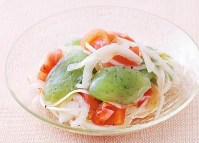 免疫力アップや美肌効果も！【こんにゃく】たっぷりのサラダレシピ2選「新玉ねぎトマトのマリネ／セロリのエスニックサラダ」（サムネイル画像2）