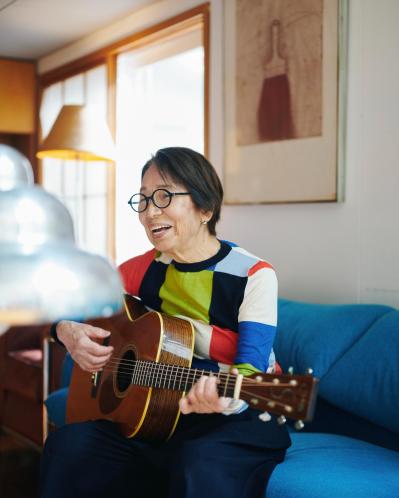 【92歳ひとり暮らし】昨年から始めた「ギター」がかっこいい！「正面に置いた鏡でチェックします」（サムネイル画像2）