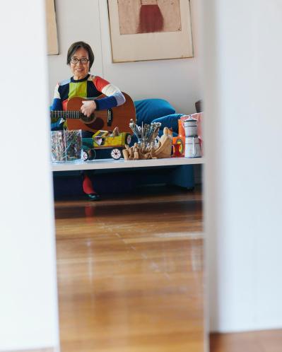 【92歳ひとり暮らし】昨年から始めた「ギター」がかっこいい！「正面に置いた鏡でチェックします」（サムネイル画像4）