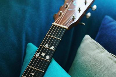 【92歳ひとり暮らし】昨年から始めた「ギター」がかっこいい！「正面に置いた鏡でチェックします」（サムネイル画像3）