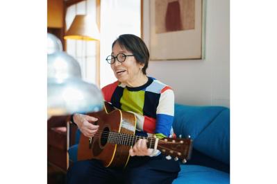 【92歳ひとり暮らし】昨年から始めた「ギター」がかっこいい！「正面に置いた鏡でチェックします」（サムネイル画像）