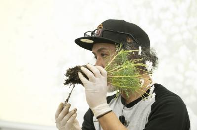 寄せ植えで失敗する原因は「土の入れ方」にあり!?  YouTubeで大人気！【オニちゃん】直伝（サムネイル画像3）