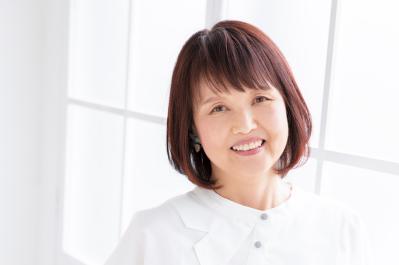 ツヤ＆軽やかさが若見えのカギ！【50代からのミディアムボブ】2選。人気サロン「natura」内藤新士さんが提案（サムネイル画像）