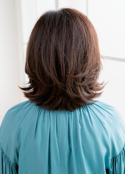 顔まわりのふんわり感で−5歳見え！【大人の外ハネミディアム】2選。人気サロン「natura」内藤新士さんが提案（サムネイル画像4）