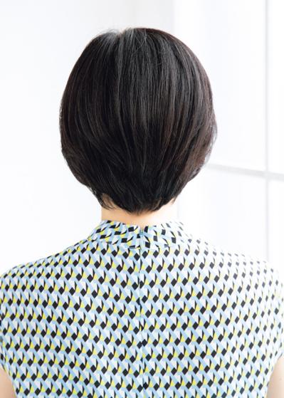 【50代からの最旬ショートヘア】2選。丸みシルエットで自然なふんわり感をプラス！（サムネイル画像4）