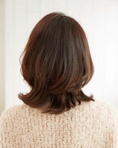 大人世代のきれいを作る！ 最旬【くびれミディアムヘア】2選。人気サロン「apish kokubunji」が提案（サムネイル画像7）