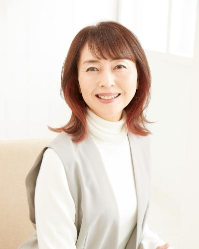 首元のくびれであか抜けた印象になる【50代からの外ハネミディアム】2選（サムネイル画像2）