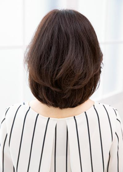 小顔効果が期待できる！【ひし形シルエット】の大人ミディアムヘアスタイル2選（サムネイル画像7）